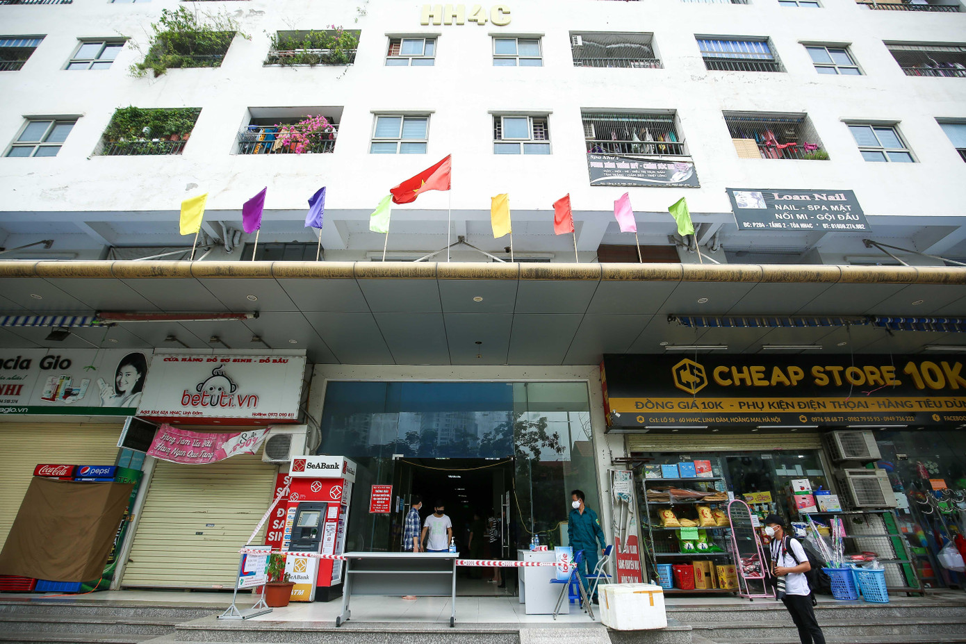 Trao đổi với PV, lãnh đạo phường Hoàng Liệt cho biết, trưa 8/8, UBND phường nhận được thông tin về trường hợp nhiễm COVID-19 trên địa bàn phường, hiện đang cư trú tại tầng 6 tòa HH4C, tổ dân phố 25.