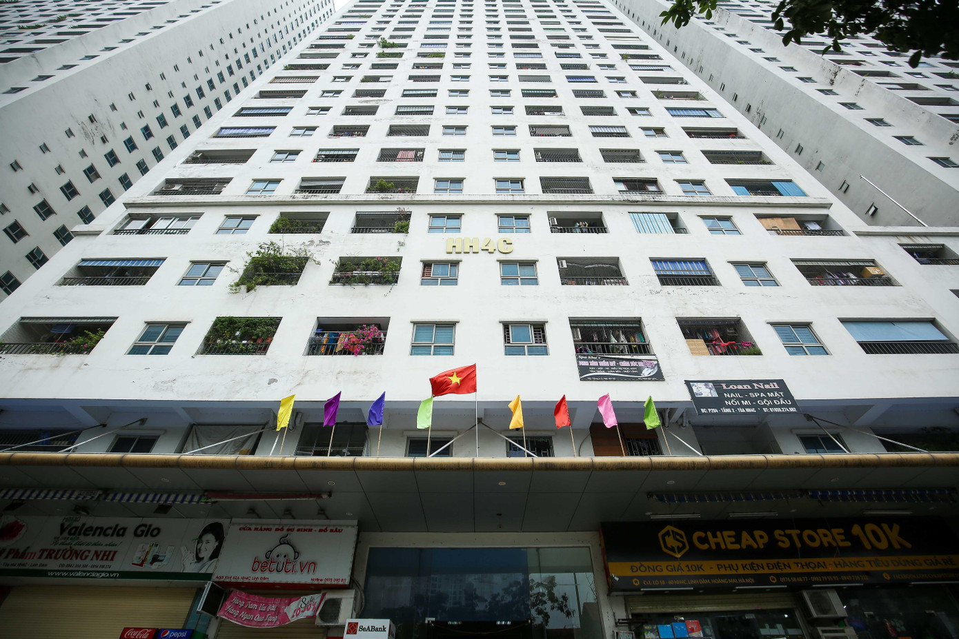 Trưa nay, 8/8, thành phố Hà Nội ghi nhận thêm 31 trường hợp dương tính COVID-19 trong đó 18 ca tại cộng đồng, 13 ca trong khu cách ly. Trong đó, có một trường hợp tên T.V.T, nam (35 tuổi), trú tại chung cư tòa nhà HH4C thuộc Tổ hợp chung cư HH Linh Đàm, phường Hoàng Liệt (quận Hoàng Mai).