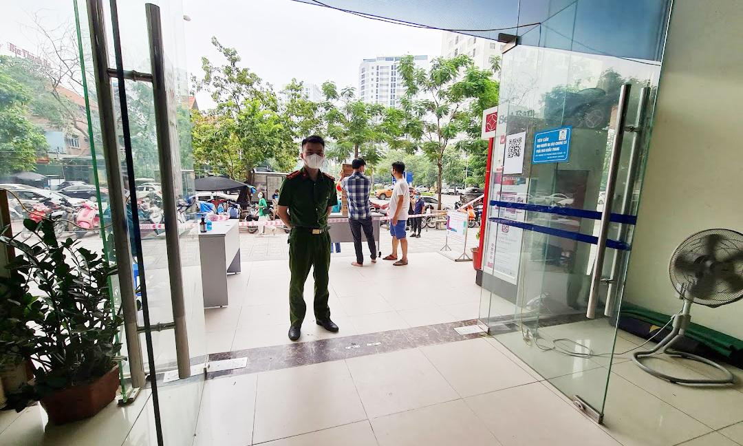 Ngay sau khi phát hiện ca mắc COVID-19, cơ quan chức năng phong tỏa tạm thời tòa nhà HH4C chung cư Linh Đàm. Đồng thời, UBND phường Hoàng Liệt yêu cầu toàn bộ cư dân đang sinh sống tại chung cư HH4C thực hiện nghiêm các quy định phòng chống dịch và không ra khỏi nhà từ 11h ngày 8/8 cho đến khi có thông báo mới.