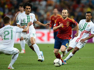 Iniesta không thể nhảy múa giữa vòng vây cầu thủ Bồ Đào Nha. Ảnh: AP