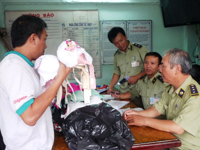 Tạm giữ lô hàng áo nịt nực Trung Quốc không rõ nguồn gốc. ảnh: Hoài Văn