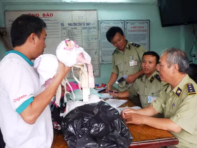 Tạm giữ lô hàng áo nịt nực Trung Quốc không rõ nguồn gốc. ảnh: Hoài Văn