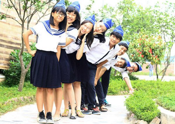 Những chiếc mũ ca-lô - hình ảnh rất thuần Việt được kết hợp với đồng phục thủy thủ tạo nên nét duyên dáng cho nữ sinh Lương Thế Vinh