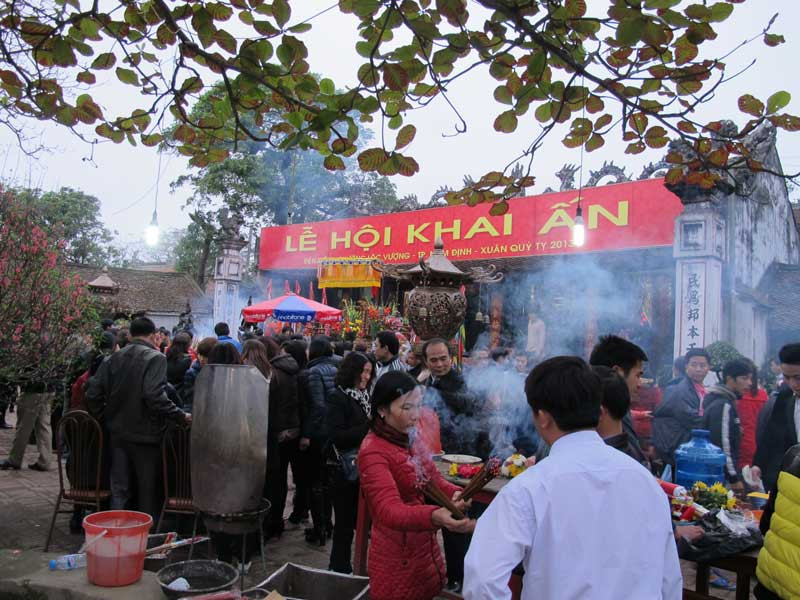 Trước khi đi lễ hội Phủ Dầy, chợ Viềng, du khách thường qua lễ ở đền Trần ngay thành phố Nam Định