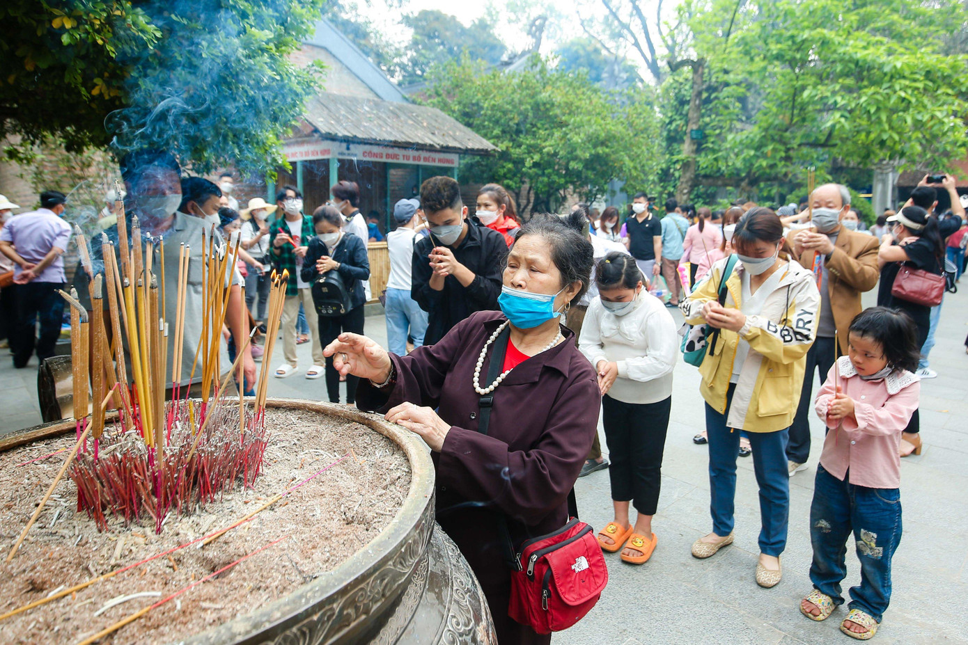Do tình hình dịch bệnh được kiểm soát, độ bao phủ vắc xin rộng nên nhiều người dân đưa theo trẻ em lên đền Hùng dâng hương.