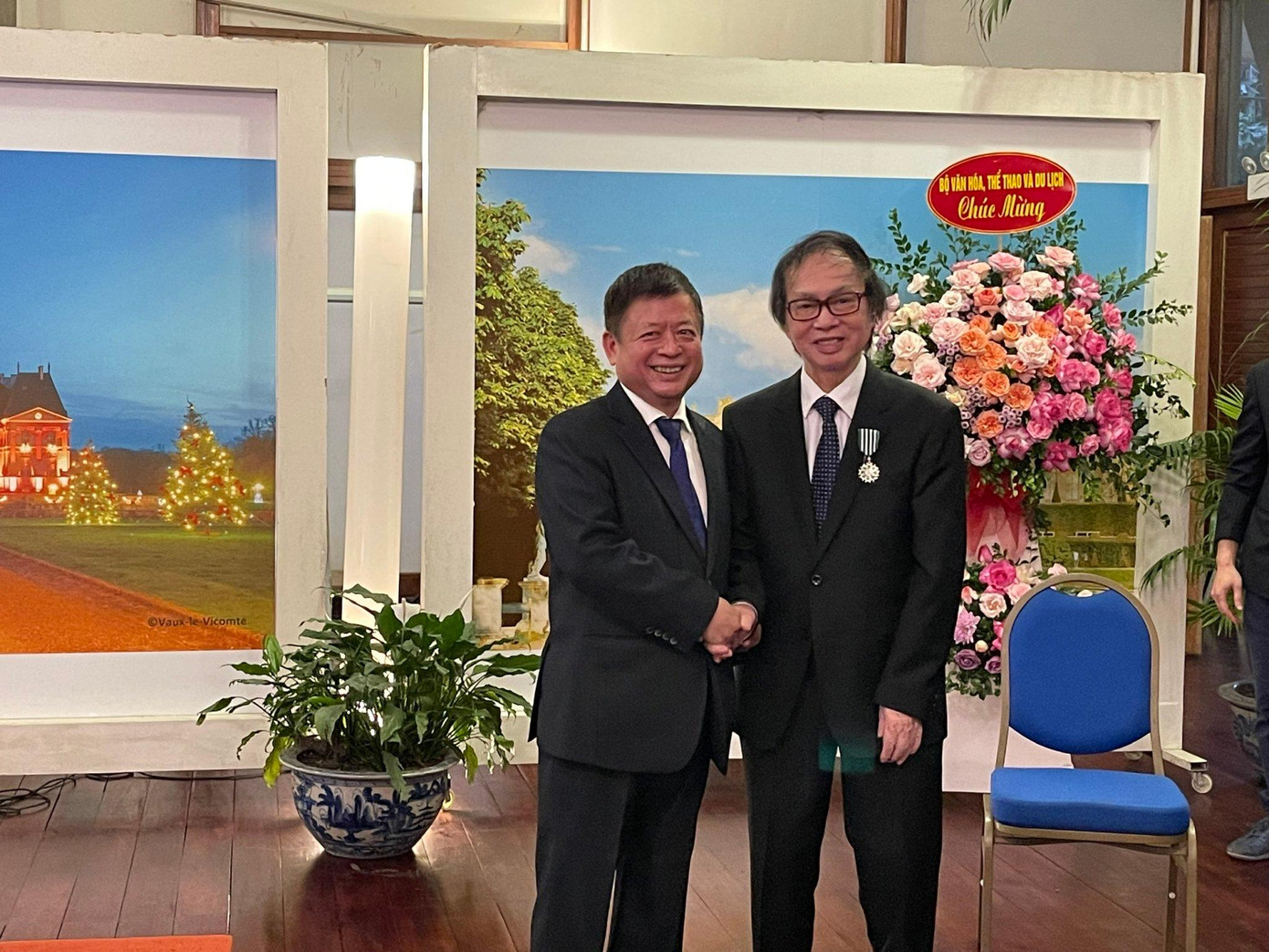 Nhạc sĩ Đỗ Hồng Quân chúc mừng đạo diễn Đặng Nhật Minh.