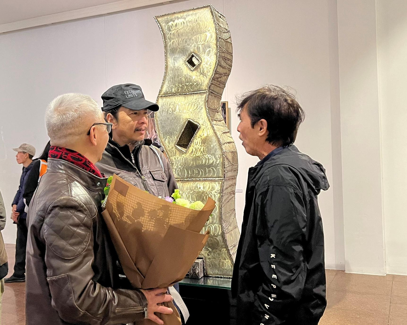 Thách thức trưng bày tác phẩm có chất liệu phong phú, phong cách khác nhau.