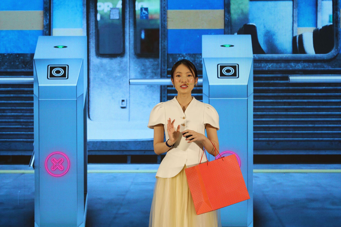 Đại sứ hình ảnh Ngày thẻ Việt Nam lần thứ 2-2022 chia sẻ cô gần như không mấy khi cầm tiền mặt, tất cả đều thanh toán qua thẻ, chuyển khoản và các hình thức hiện đại như quét mã QR. Câu chuyện bắt đầu do "sự cố" đánh rơi 10 triệu đồng tiền mặt trong tay năm học lớp 10, Khánh Vy tự hứa không bao giờ cầm tiền mặt nữa. Đại sứ hình ảnh Ngày thẻ Việt Nam lần thứ 2-2022 chia sẻ cô gần như không mấy khi cầm tiền mặt, tất cả đều thanh toán qua thẻ, chuyển khoản và các hình thức hiện đại như quét mã QR. Câu chuyện bắt đầu do "sự cố" đánh rơi 10 triệu đồng tiền mặt trong tay năm học lớp 10, Khánh Vy tự hứa không bao giờ cầm tiền mặt nữa.