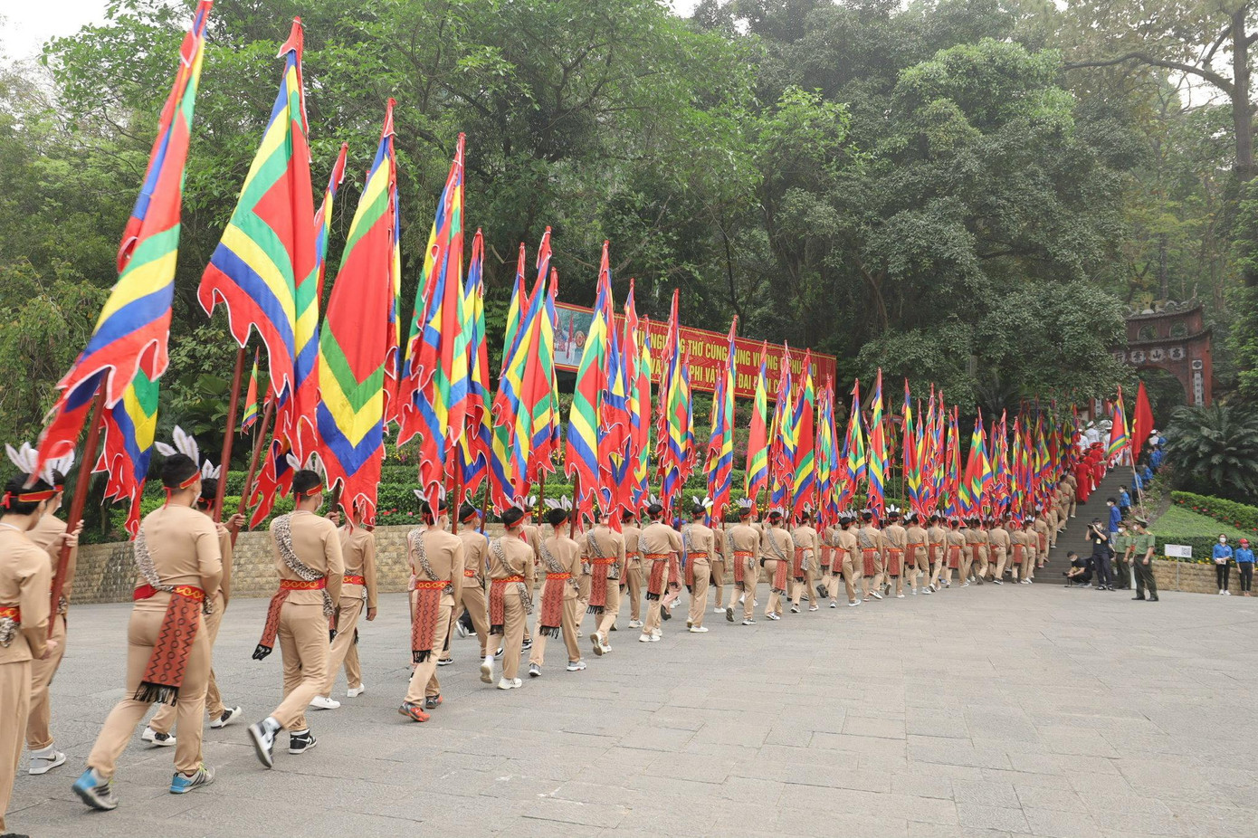Các đội nghi thức, đội rước theo sau đoàn đại biểu lãnh đạo Đảng, Nhà nước dâng hương trên đền Thượng.