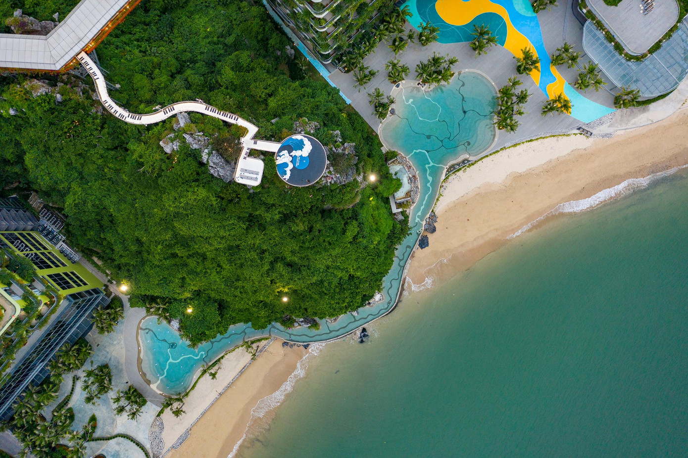 Đến với Cát Bà, du khách không chỉ được tắm biển mà còn có cơ hội thỏa sức vẫy vùng trong bộ sưu tập bể bơi hiện đại, đẳng cấp của Flamingo Cát Bà. Nổi bật nhất là bể bơi Charm, chỉ cách mặt biển một vài bước chân, mang đến cảm giác hòa tan cùng thiên nhiên trong khoảnh khắc.