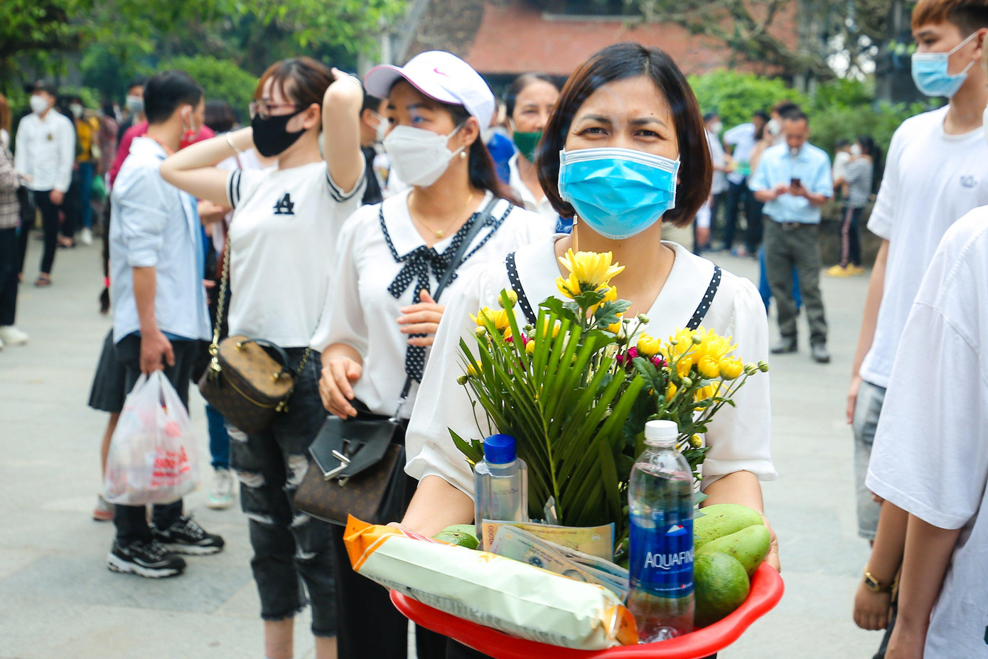 Người dân mọi miền đổ về đất Tổ dâng lễ.