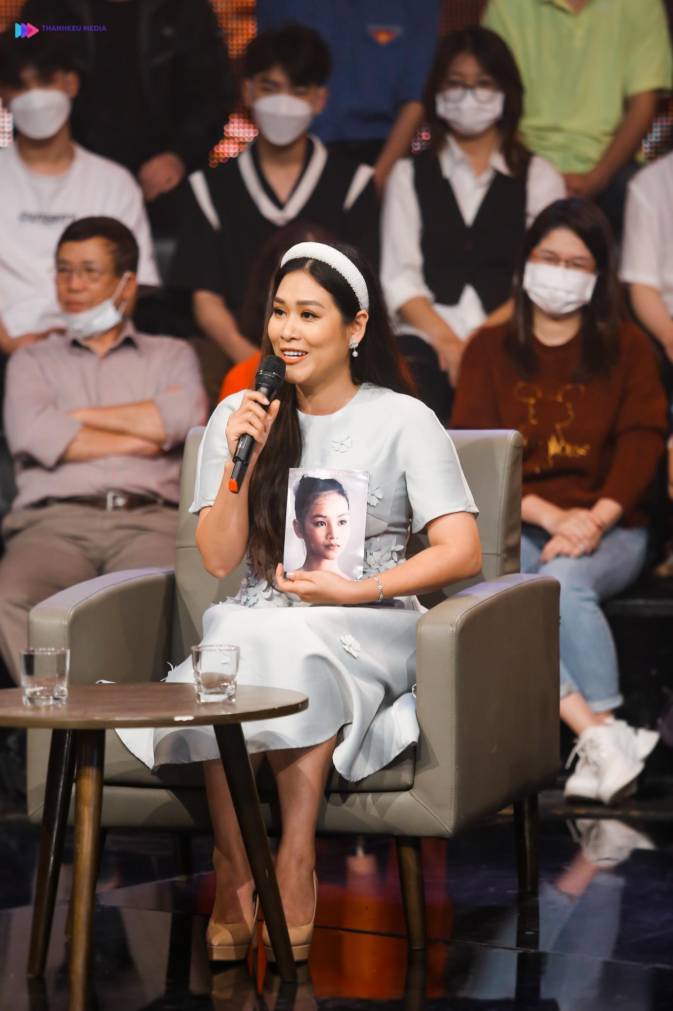 Diễn viên Hà Hương-chị Nguyệt "thảo mai" của Phía trước là bầu trời.