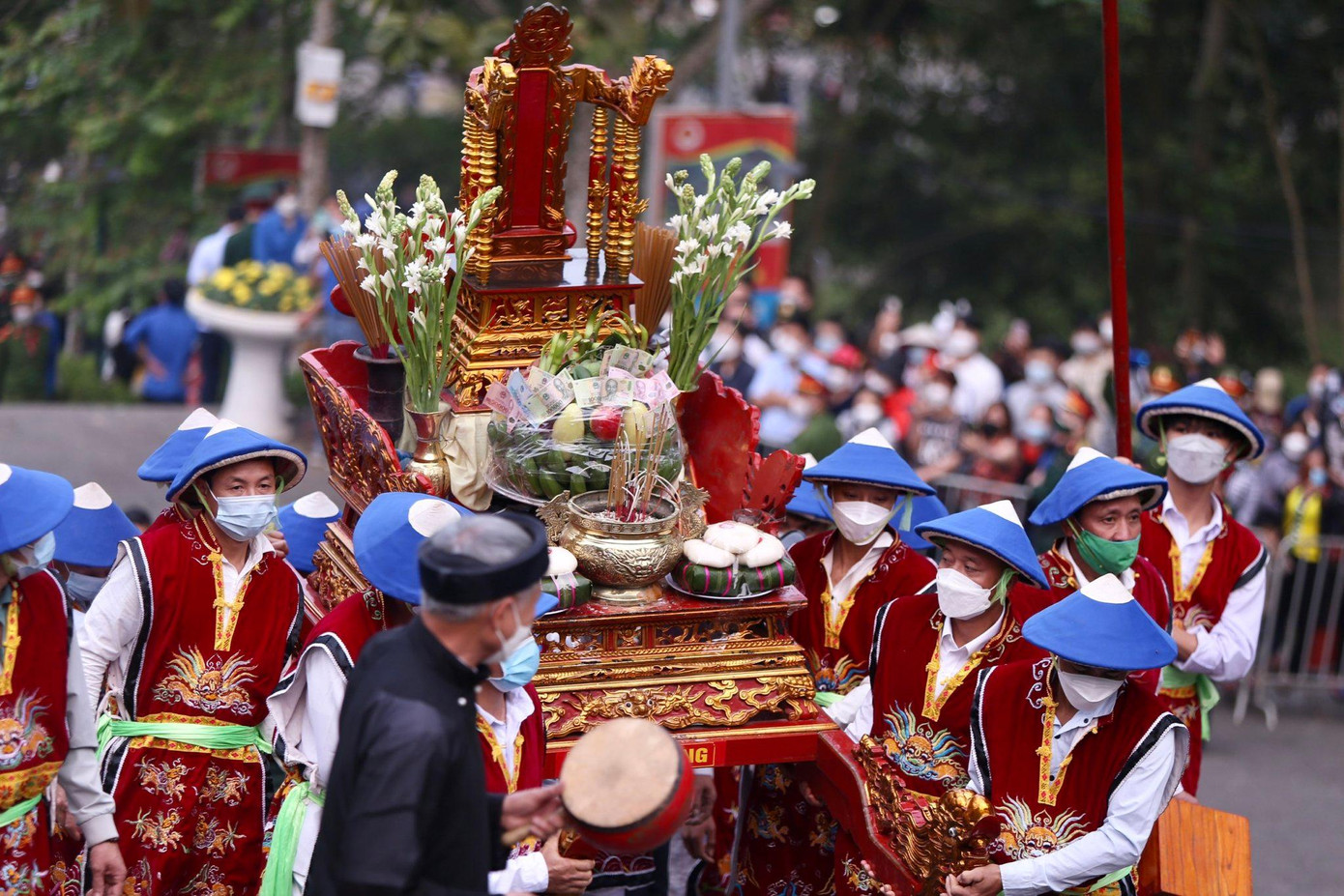 Đúng 7 giờ sáng, đoàn dâng hương gồm các khối nghi thức, đội rước kiệu, lễ vật khởi hành từ sân Trung tâm Lễ hội đền Hùng qua Nghi môn, đền Hạ, đền Trung lên đền Thượng.