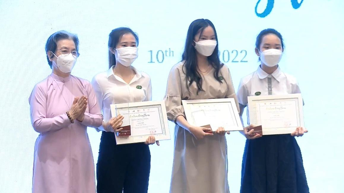 Nhà văn Lê Phương Liên nhận xét, chất lượng cuộc thi năm nay vượt trội. Nhà văn Lê Phương Liên nhận xét, chất lượng cuộc thi năm nay vượt trội.