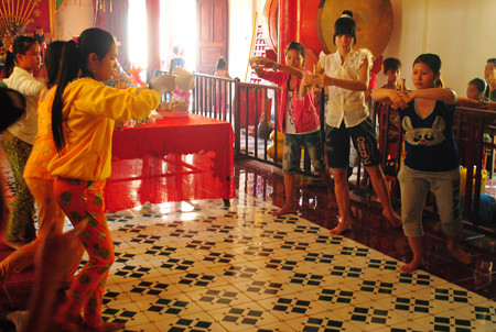 Thiếu nữ thị trấn Sông Đốc tập nghi lễ rước Linh Ông