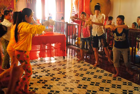 Thiếu nữ thị trấn Sông Đốc tập nghi lễ rước Linh Ông