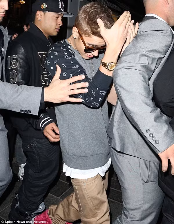 Justin rời câu lạc bộ và được vệ sĩ che chắn cẩn thận