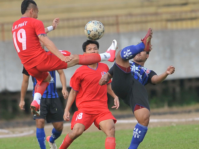 Một pha tranh bóng trong trận giao hữu giữa Đồng Nai (đỏ) gặp Hoàng Anh Gia Lai (hòa 2-2) vào chiều 27-1 trên sân Đồng Nai. Ảnh: Sĩ Huyên Một pha tranh bóng trong trận giao hữu giữa Đồng Nai (đỏ) gặp Hoàng Anh Gia Lai (hòa 2-2) vào chiều 27-1 trên sân Đồng Nai