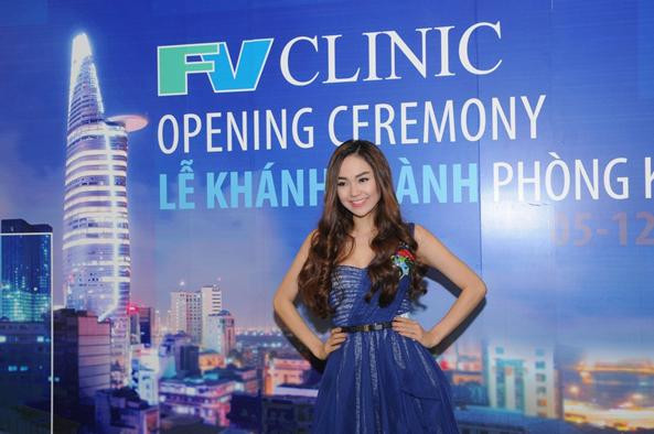 Minh Hằng khoe dáng tại lễ khánh thành phòng khám FV