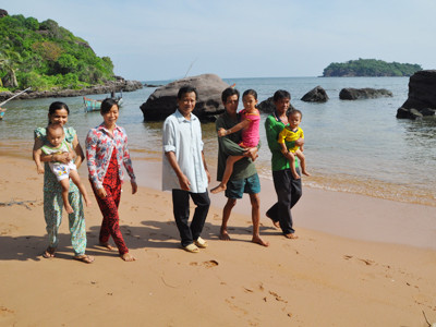 Ông Sáu Hoàng cùng con ruột, dâu, rể, cháu trên đảo Mây Rút