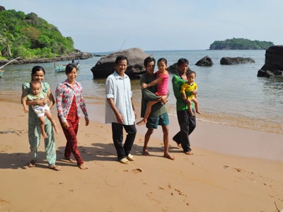 Ông Sáu Hoàng cùng con ruột, dâu, rể, cháu trên đảo Mây Rút