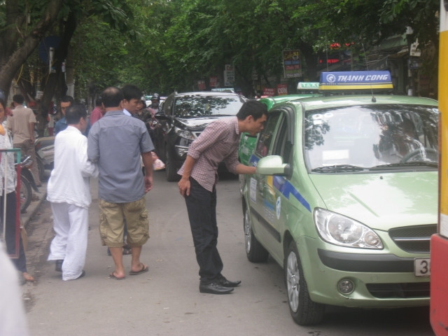 Dừng xe bắt khách trên phố