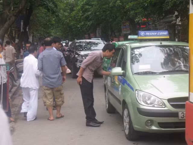 Dừng xe bắt khách trên phố