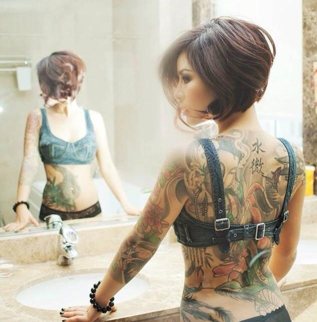 Vi Thúy và hình xăm 'khủng'