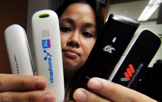 USB 3G được các mạng điện thoại di động bán cho khách hàng đều có nguồn gốc từ hai hãng Huawei và ZTE. Ảnh: Thanh Đạm