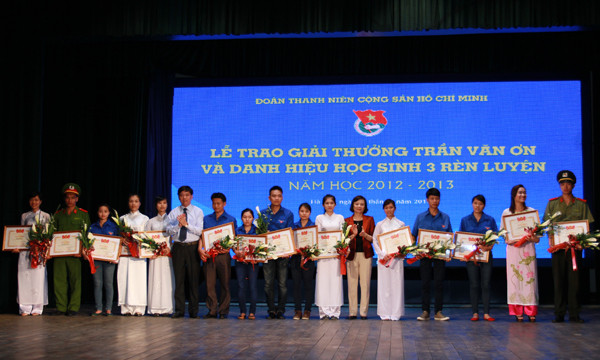 Phó Trưởng Ban Dân vận T.Ư Trần Thị Bích Thủy và Bí thư T.Ư Đoàn Nguyễn Long Hải trao giải thưởng cho các học sinh đạt giải thưởng Trần Văn Ơn