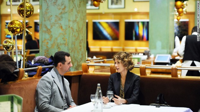 Bà Asma được cho là người luôn sát cánh bên chồng trong mọi tình huống. Ảnh chụp vợ chồng ông bà tại một nhà hàng ở Pháp tháng 10/2010