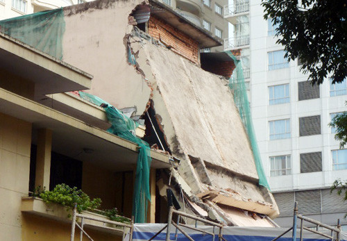 Đến 16h chiều 22/12, toàn bộ phần mái trước của tòa nhà đã bị đập bỏ