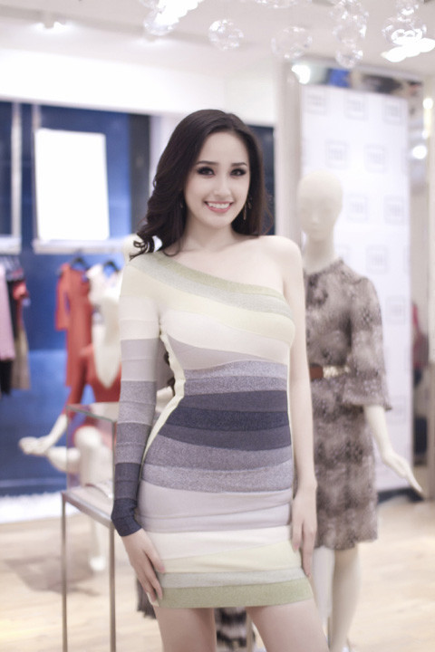 Tuy nhiên vẫn giúp cô khoe được cặp chân thon thả mướt mắt