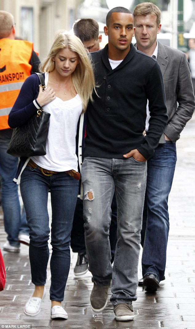 Tuyển thủ trẻ Walcott vui vẻ đi dạo phố cùng Melanie Slade – nàng WAGs nóng nhất Anh Quốc.