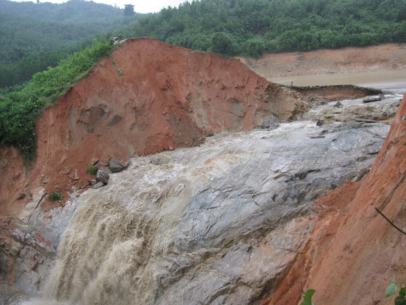 Vỡ đập Khe Mơ, Hà Tĩnh. Ảnh: Minh Thùy