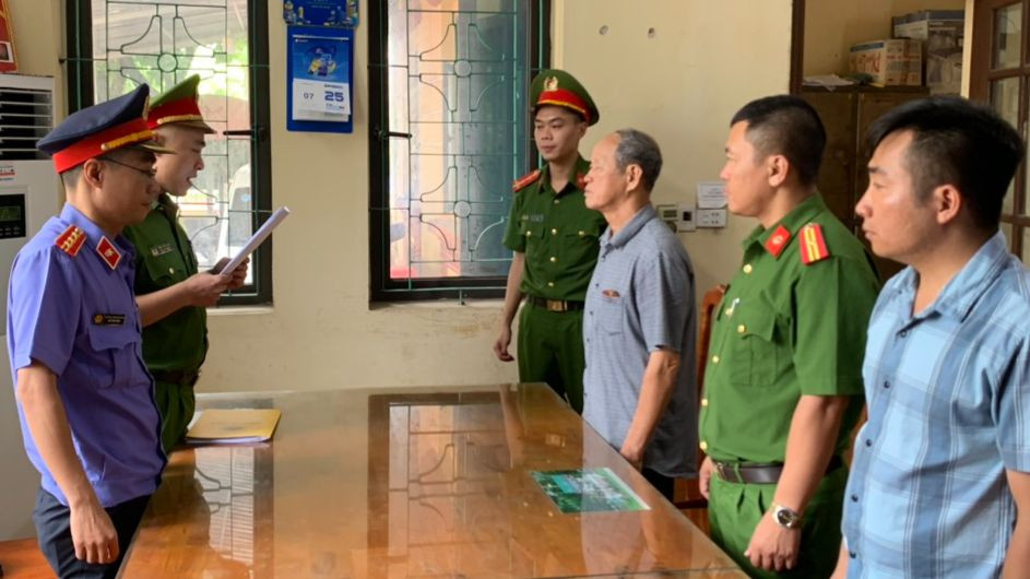 Cơ quan CSĐT Công an tỉnh Hà Nam tống đạt quyết định khởi tố bị can, lệnh bắt bị can để tạm giam đối với Phạm Gia Luật. Ảnh: Công an Hà Nam.