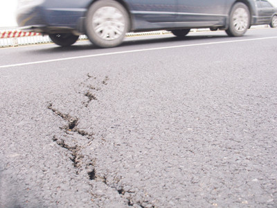 Càng vá, càng nứt . Ảnh: Bảo Khanh Càng vá, càng nứt