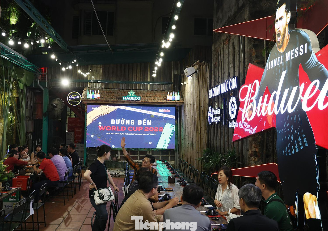 Bên trong một nhà hàng trên phố Thợ Nhuộm, quận Hoàn Kiếm với màn hình 300 inch phục vụ bóng đá