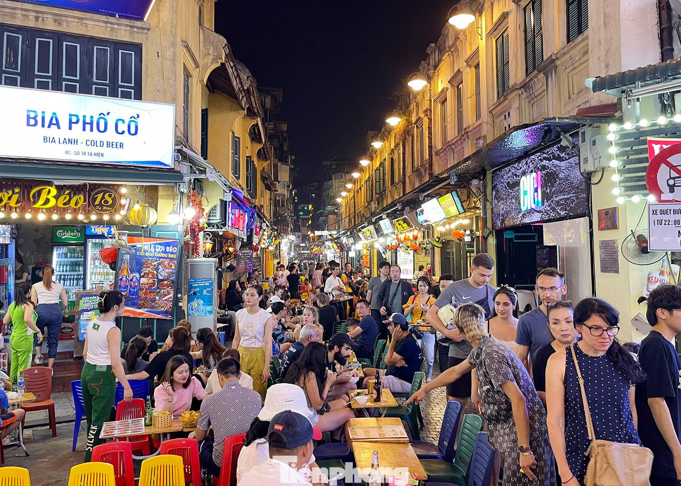 Trên phố cổ các hàng quán cũng đã chuẩn bị bàn ghế phục vụ cả du khách nước ngoài đến hoà mình vào môn bóng đá đỉnh cao