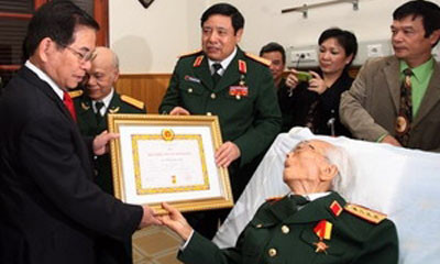 Chủ tịch nước Nguyễn Minh Triết trao Bằng chứng nhận Huy hiệu 70 năm tuổi Đảng cho Đại tướng Võ Nguyên Giáp vào tháng 10 - 2010. Ảnh: Nguyễn Khang/TTXVN