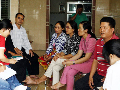 Hội phụ nữ và xóm giềng đến chia buồn 