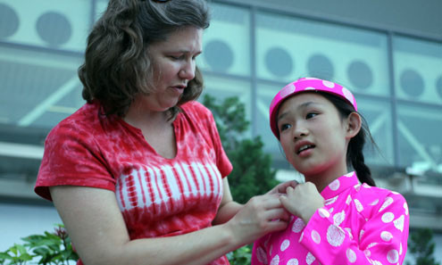 Mẹ nuôi người Mỹ mong muốn Nhung sớm gặp được mẹ đẻ để hai gia đình qua lại. Ảnh: Nguyễn Đông