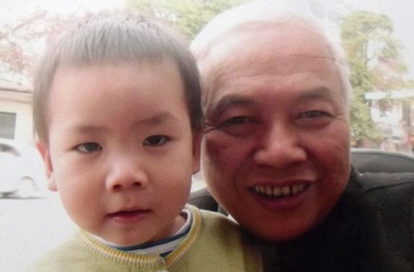 Có thời gian rảnh rỗi, ông Thắng lại vui vầy cùng đàn cháu nhỏ và tham gia sinh hoạt cùng hội người cao tuổi