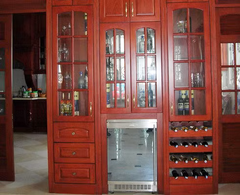 Tủ rượu bằng gỗ trong phòng ăn