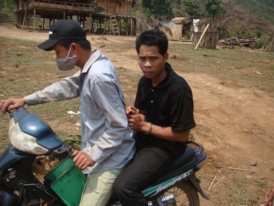 Dẫn độ Thạo Ngỏ về Sê Pôn.Ảnh: Phước Trung (BĐBP)