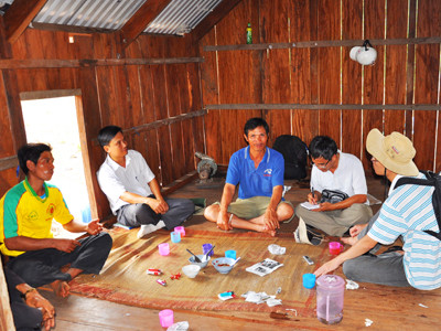 Thôn trưởng Y Vin H’Druê (áo sẫm). Ảnh: HTN