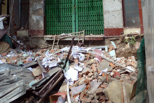 Trước đó, lúc 15h ngày 20/12, toà nhà 3 tầng của Tòa Hành chính TAND TP HCM nằm trên đường Lê Thánh Tôn (phường Bến Nghé, quận 1) bất ngờ sụp một hố rộng khoảng 10 m2, sâu hơn 2 m, phía trong cũng xuất hiện một hố khác rộng 3 m2. Hàng chục cán bộ thuộc Tòa Kinh tế, Tòa Lao động cùng chung trụ sở nháo nhào bỏ chạy ra ngoài mà không kịp đem theo đồ đạc, hồ sơ