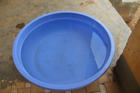 Chậu nước lẫn cả cát mà cô giáo Huynh xin được từ nhà dân về cho các học sinh sử dụng.