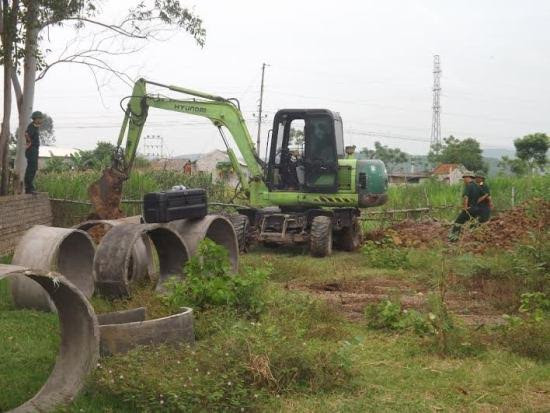 Phát hiện quả tên lửa nằm sâu 4m dưới đất ở Nghệ An ảnh 1