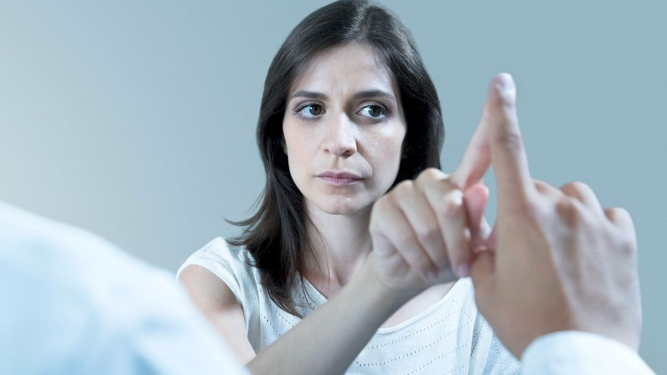 Bệnh nhân có thể được yêu cầu chạm vào mũi, sau đó chạm vào ngón tay của người khám như một phần của bài kiểm tra khả năng cảm thụ để kiểm tra cảm giác về không gian của họ.(Ảnh: Getty Images) Bệnh nhân có thể được yêu cầu chạm vào mũi, sau đó chạm vào ngón tay của người khám như một phần của bài kiểm tra khả năng cảm thụ để kiểm tra cảm giác về không gian của họ.(Ảnh: Getty Images)